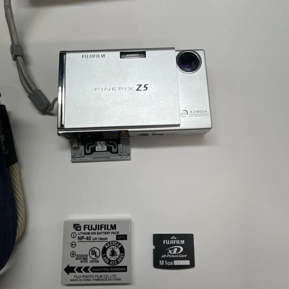 Fuji FinePix Z5fd 6.3MP Silver Y2K Digicam Bundle + New BatteryCar Charger Case!